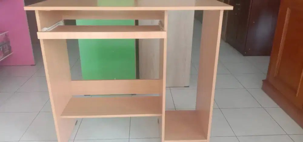 Meja Komputer Kecil dan Murah