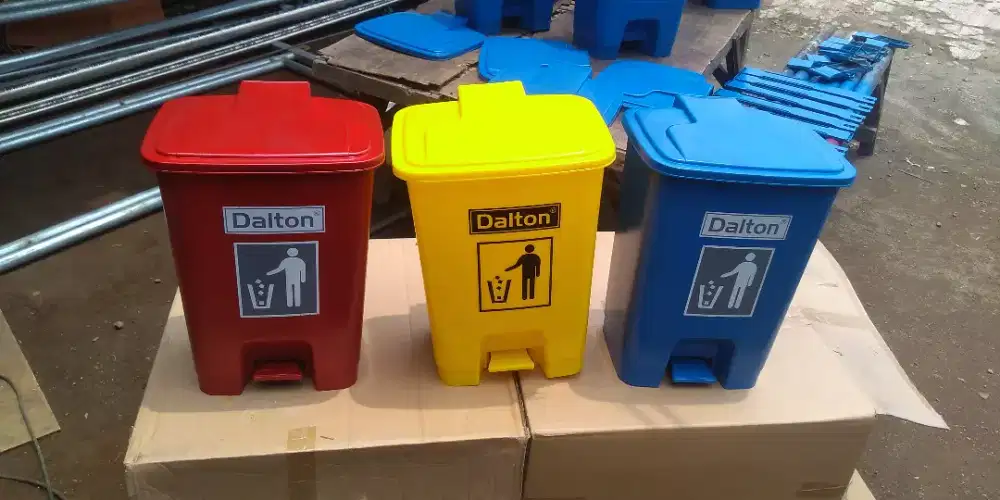 Tong sampah plastik pedal 25 liter