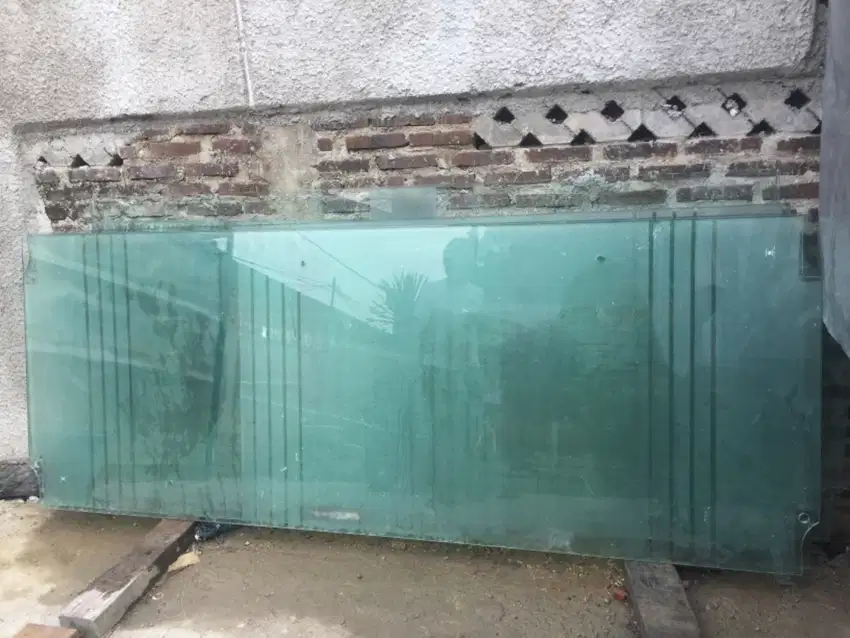 Pintu kaca tempered tebal 12mm
