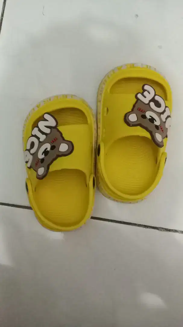 Sepatu sandal bayi