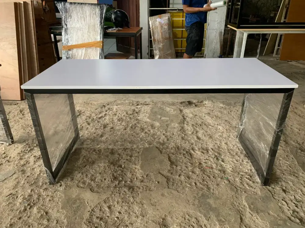 Meja kantor / meja kerja komputer