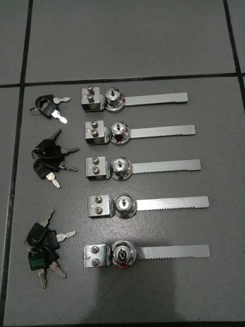 Kunci etalase kaca