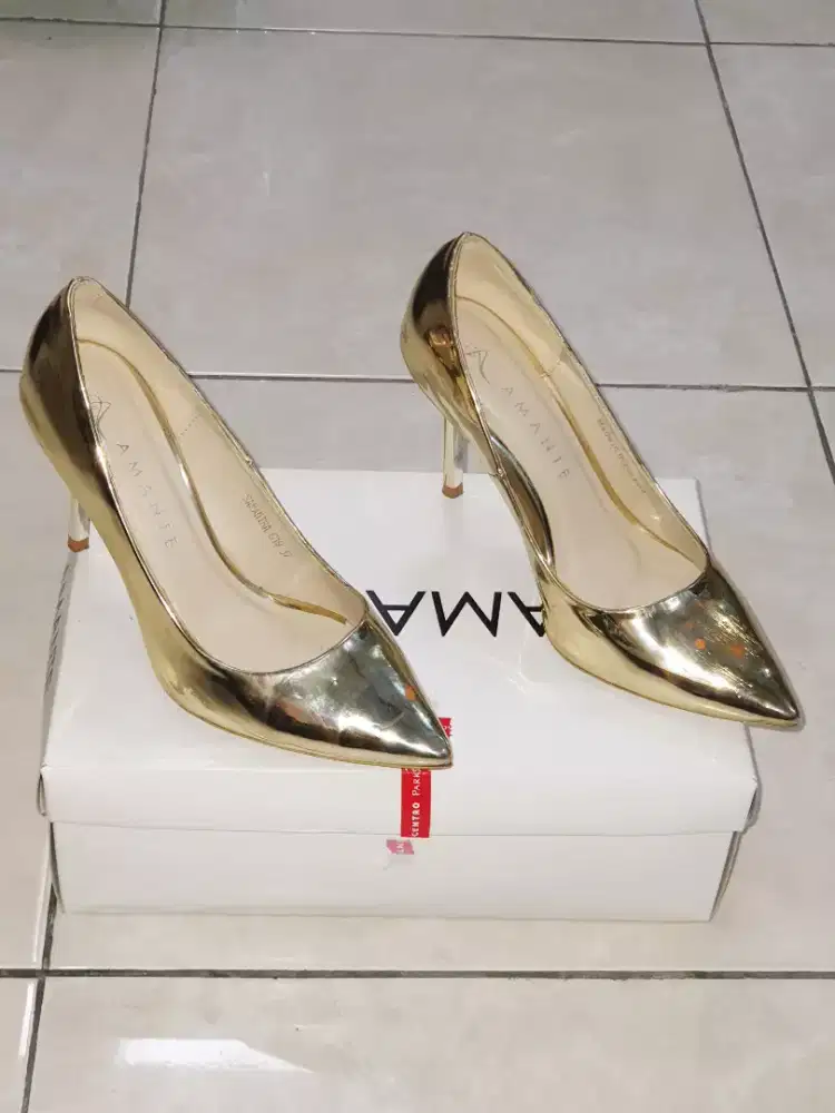 Sepatu high hill gold