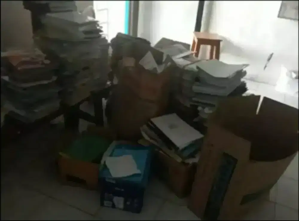 Rombeng AC rusak dan besi tua panggilan Surabaya