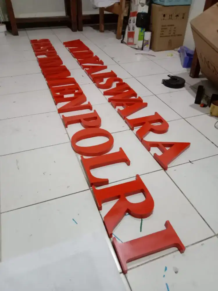 Neonbox dan Huruf Timbul