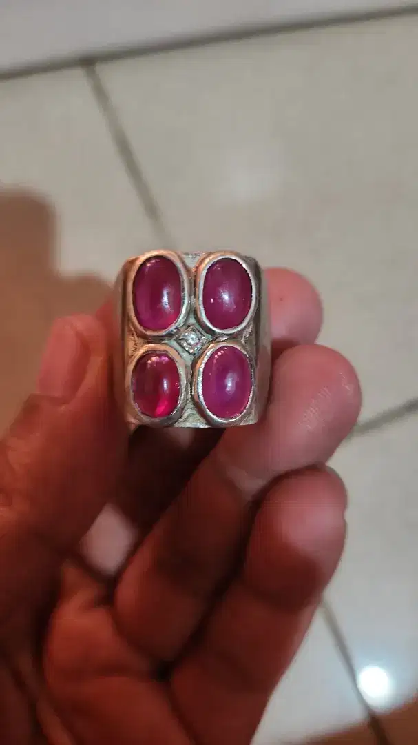 Cincin perak Ruby
