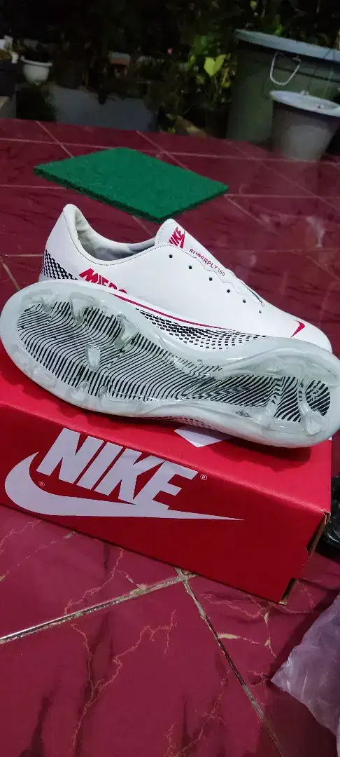 Sepatu bola Nike