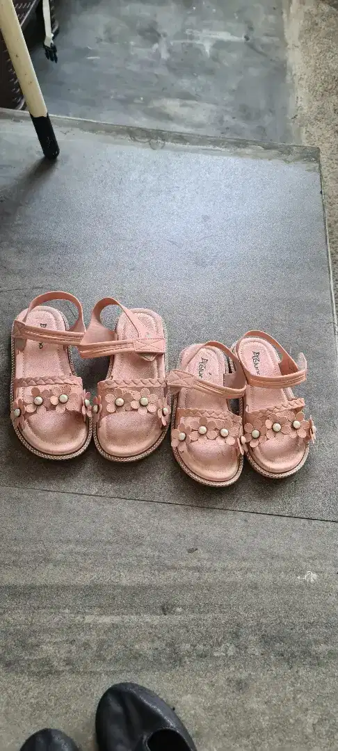 Sepatu anak perempuan