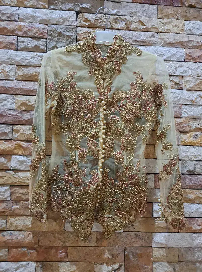 Kebaya modern karya Mega