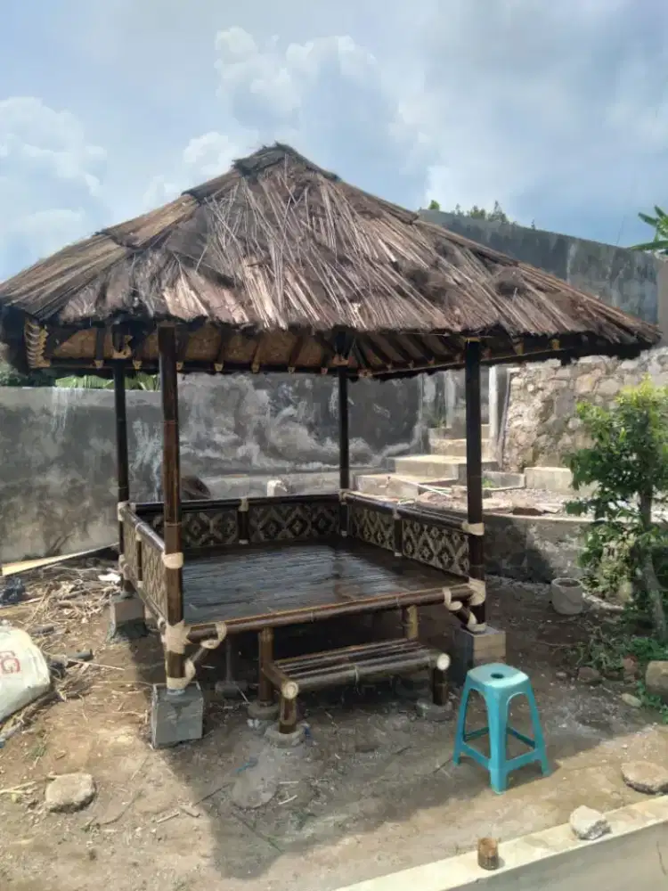 Saung bambu hitam atap ijuk ukuran 2x2 harga satuan unit 6000.000