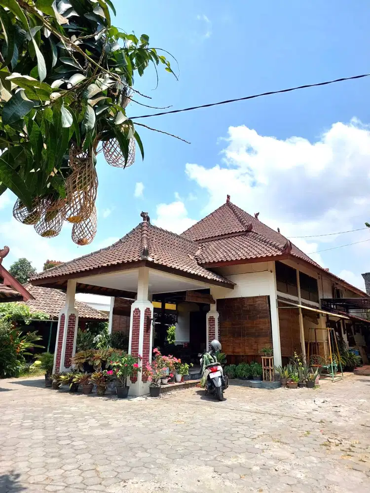 Rumah Luas Berdesain Etnik Hanya 100 meter dari Jalan Gedongkuning