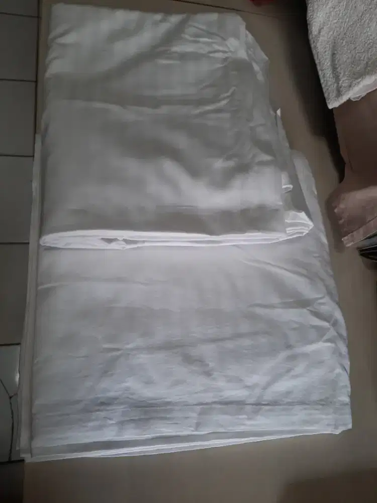 SPREI ukuran super besar, putih salur dan polos.
