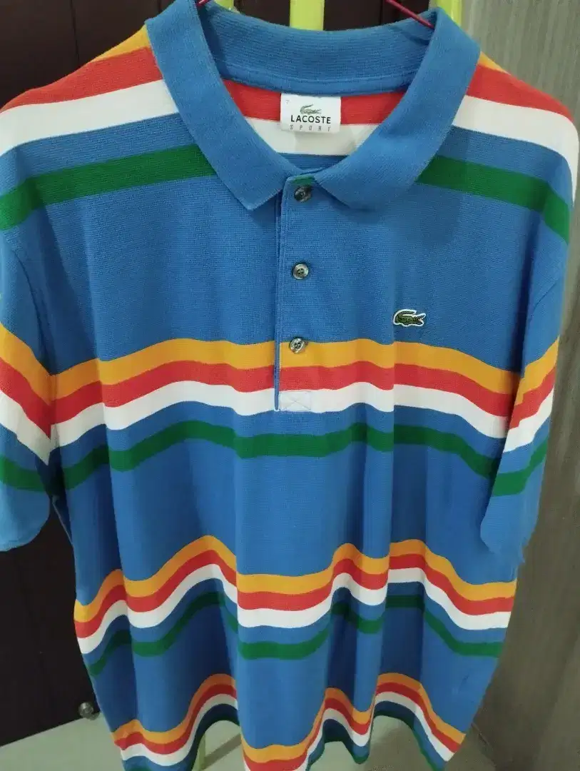 KAOS POLO PRIA LACOSTE ORI MOTIF GARIS-PELANGI LINGKAR DADA +-120CM