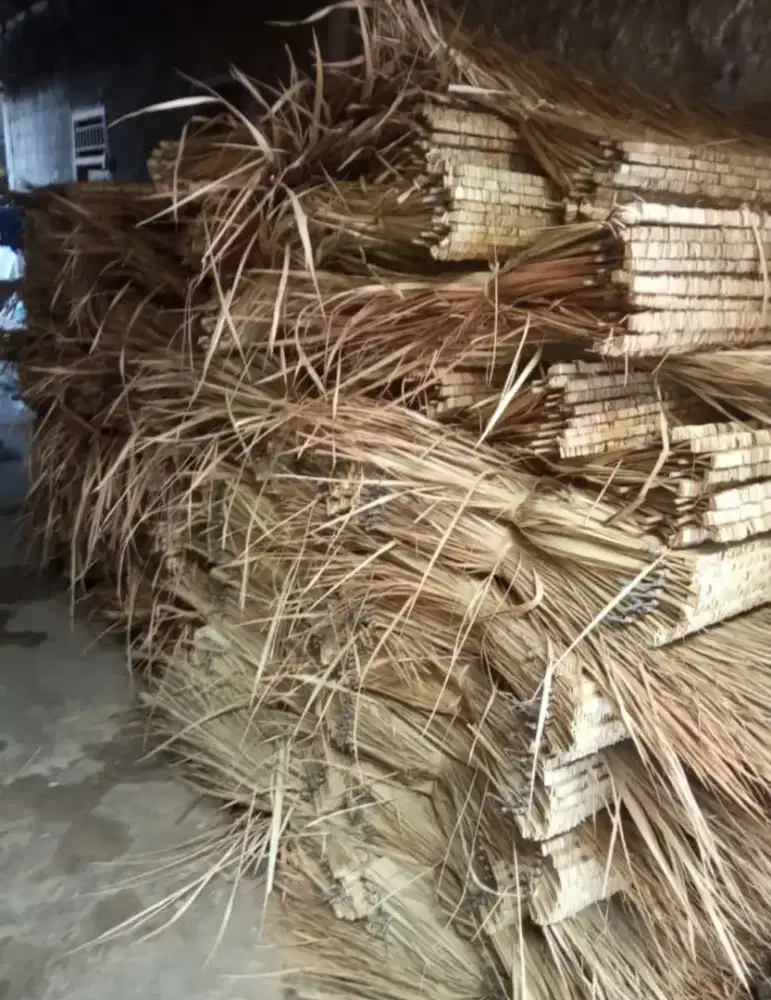 Atap ilalang untuk saung