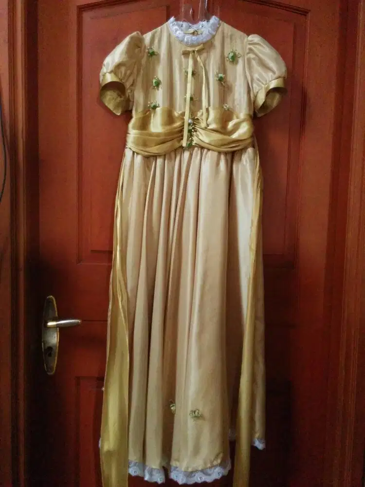 Gaun Elegan Gold Berpita & Hiasan Bunga