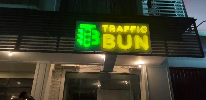 Huruf timbul dan Neon box