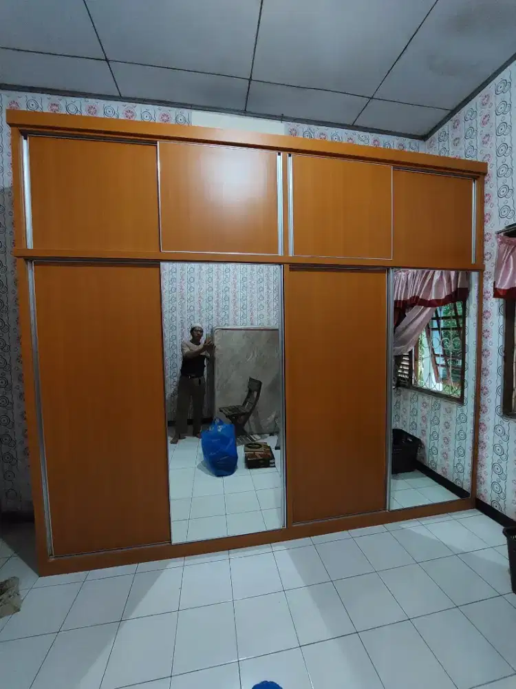 Lemari pakaian sliding custom.