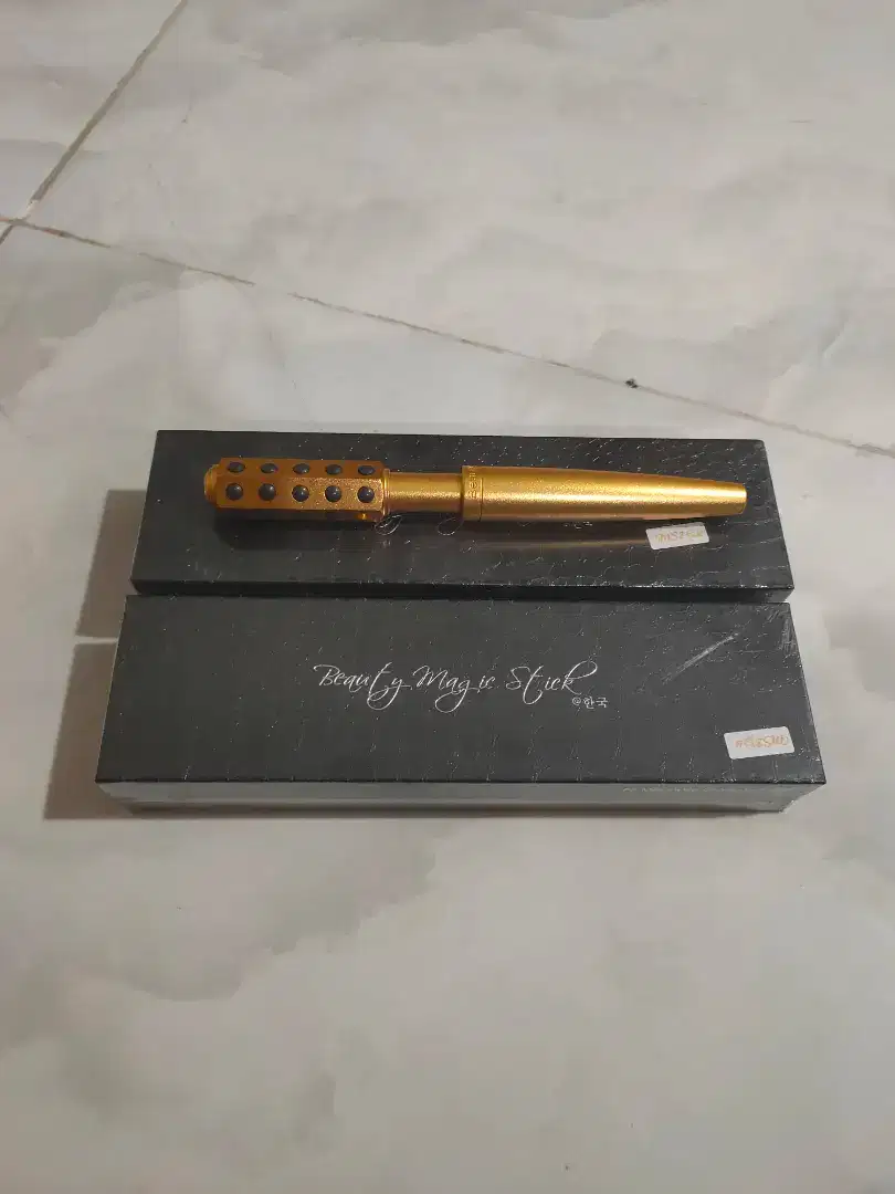 Magic Stick Warna Gold Perawatan Wajah dan Kulit