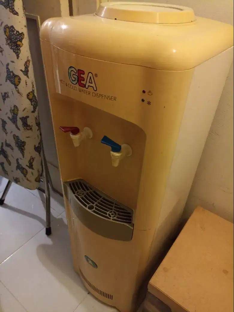 Dispenser GEA (dingin & panas)