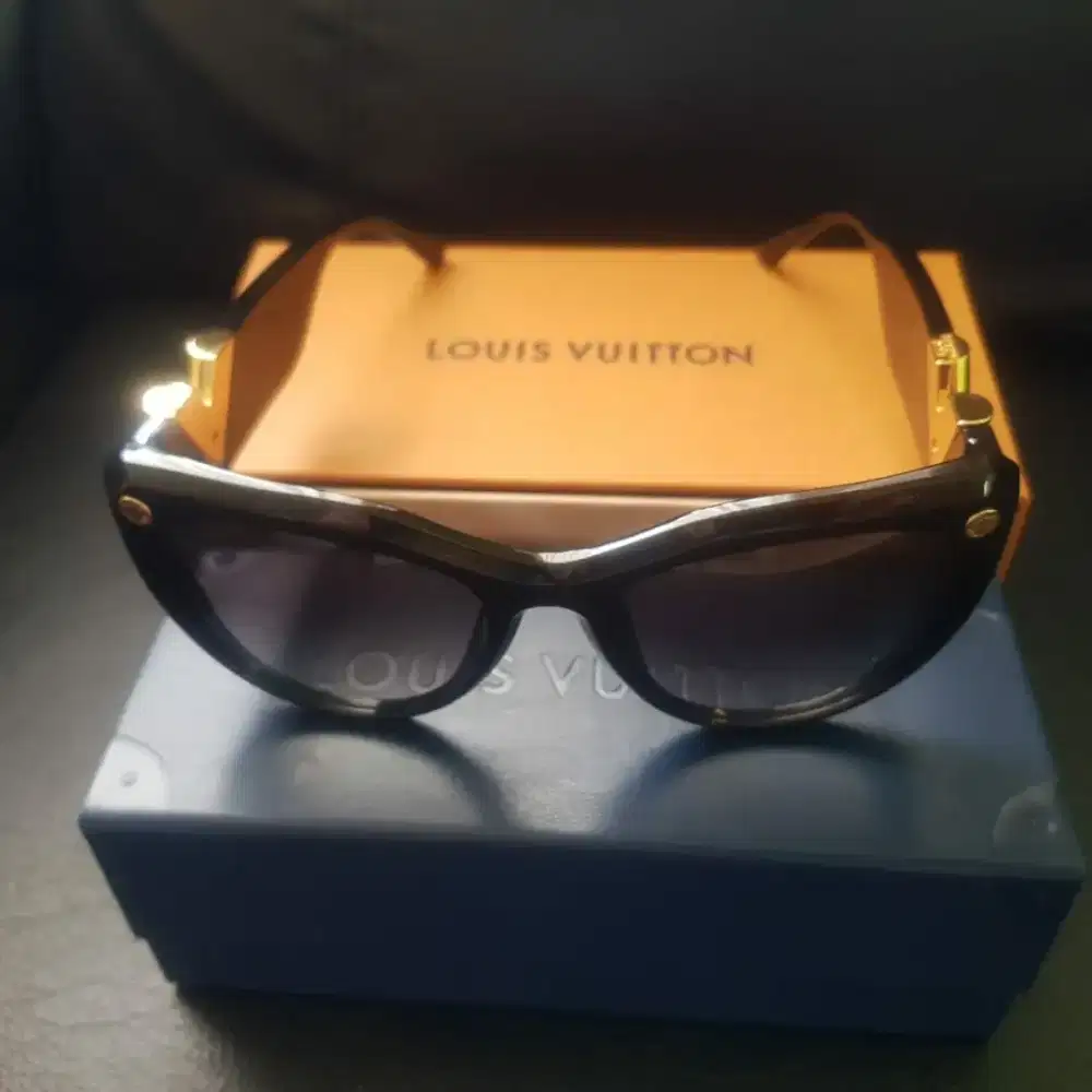LOUIS VUITTON SUN GLASSES