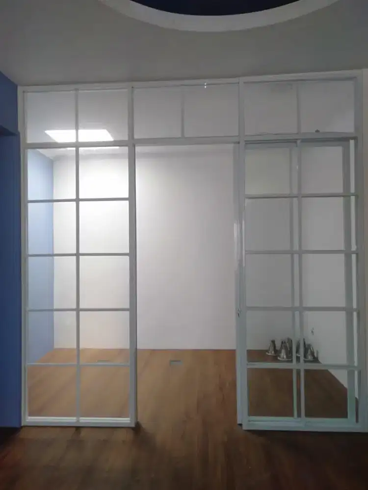 Partisi dan pintu kaca