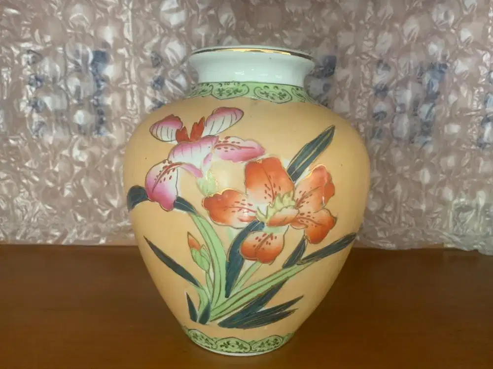 Guci Antik Motif Bunga Classic