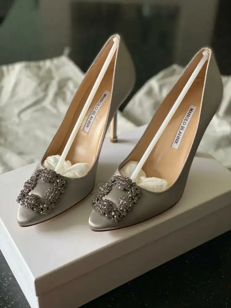 Manolo Blahnik Hangisi Heels Medium Grey Pearl
