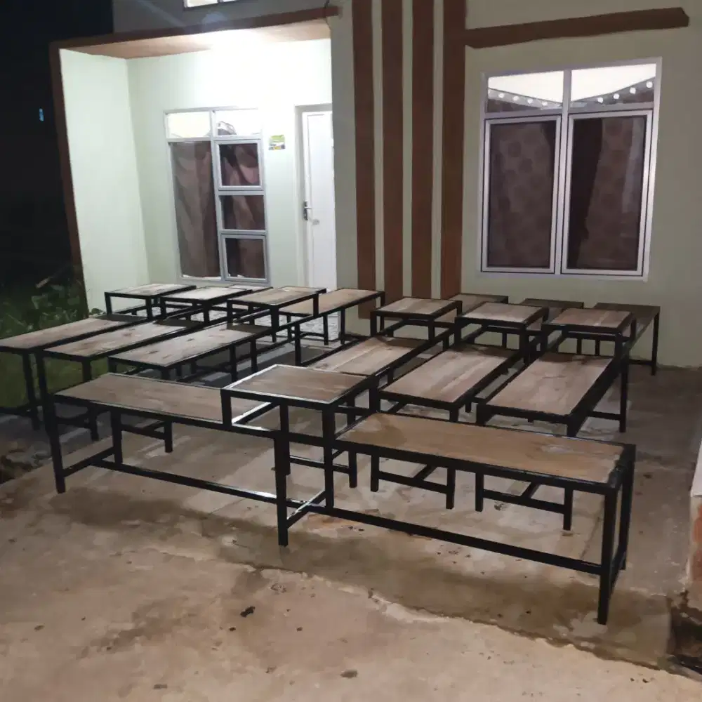 Kursi tunggu berbahan  besi dan kayu