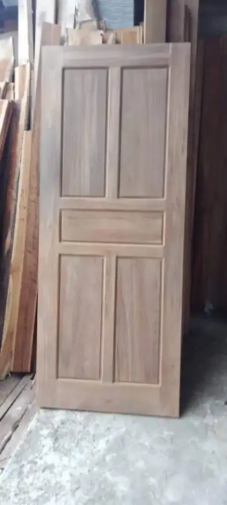 Pintu kamar kayu meranti