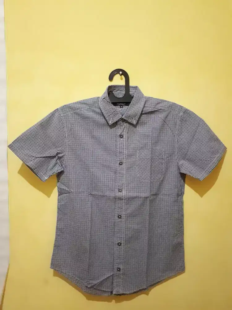 Kemeja lengan pendek warna biru hitam putih motif kotak-kotak