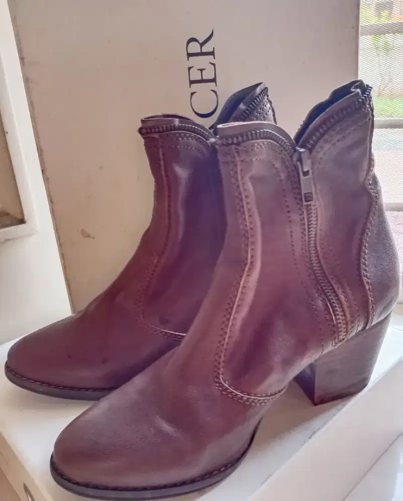 Sepatu no 38 Semi Booth Merk JoMercer masih bagus