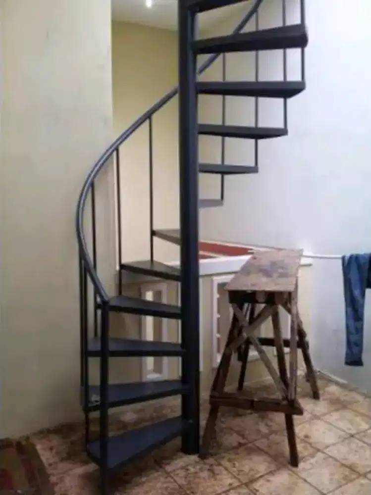 Tangga putar besi