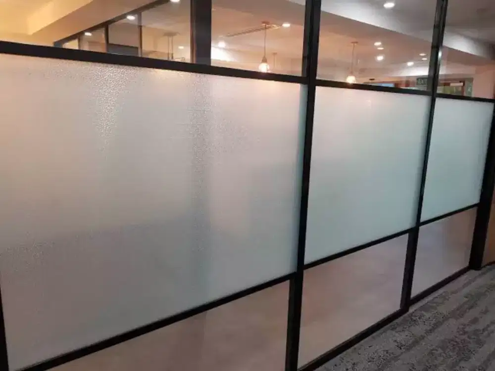 Stiker sanblas dan kaca film menyesuaikan ruangan