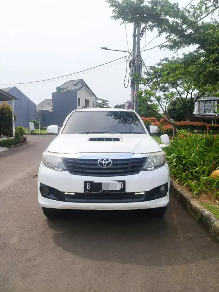 Legenda Jalanan: Menjelajahi Daya Tarik Toyota Fortuner Solar Manual