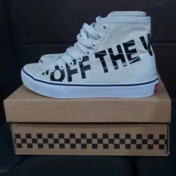 Foto sepatu vans off the outlet wall