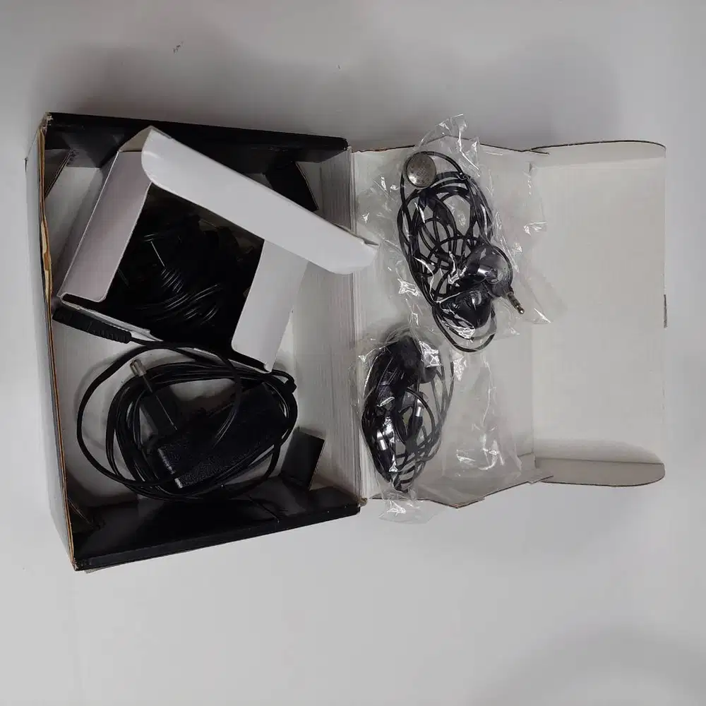 Paket blackberry 1: 2x charger dan 2x earphone