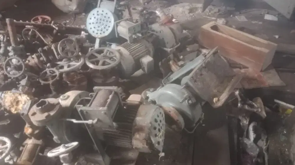 Trima Besi , logam apapun . Bekas pabrik , gudang , hotel , villa dll