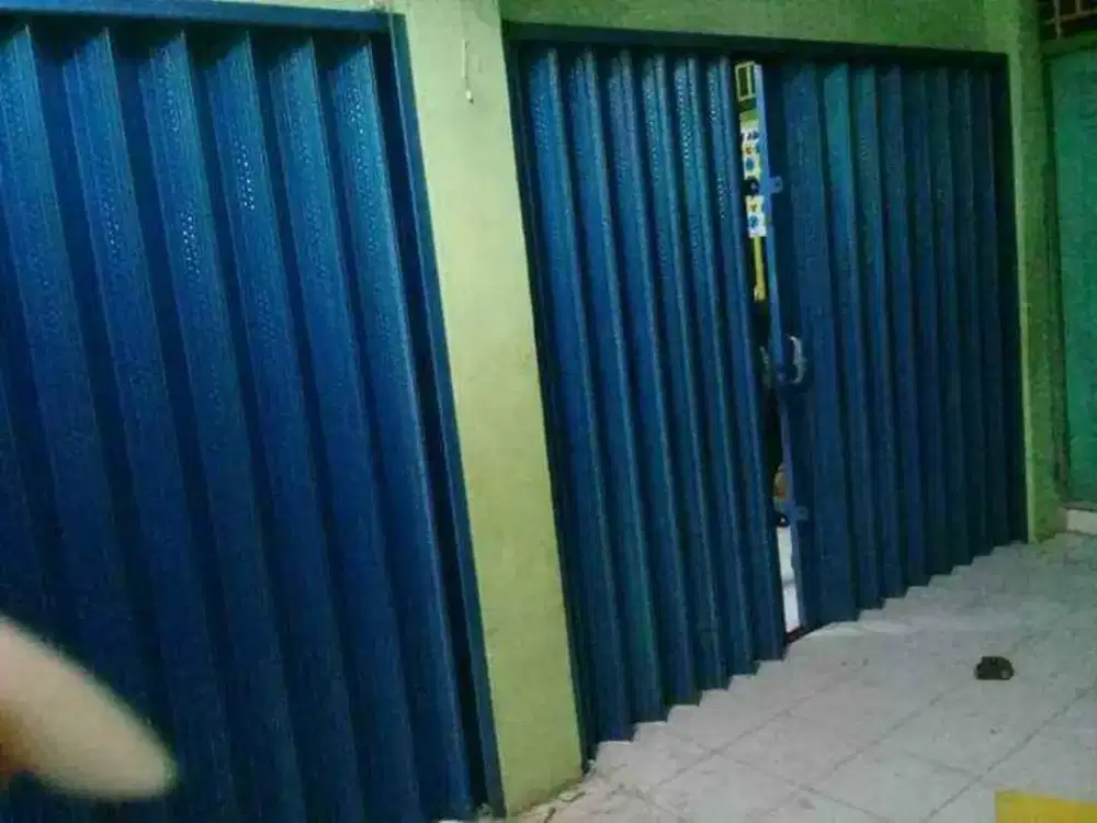 Folding gate roling door