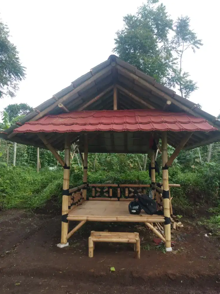 Saung bambu atap genteng metal ukuran 2x2 harga satuan unit 6jt