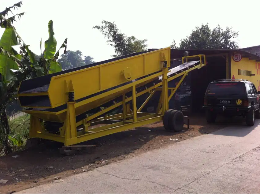 Mobile Vibrating Screen / Mobile Stone Crusher