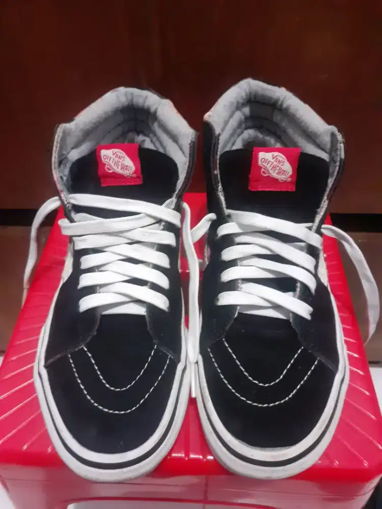 SEPATU VANS OF THE WALL