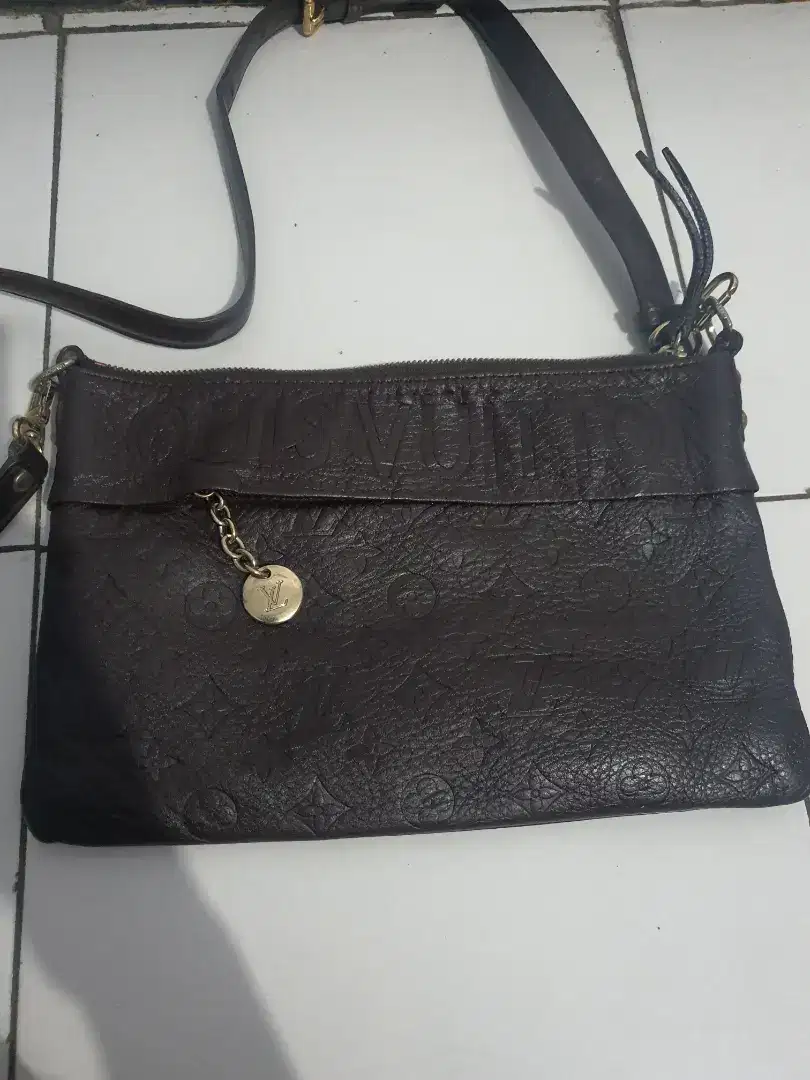 Tas Slempang LV