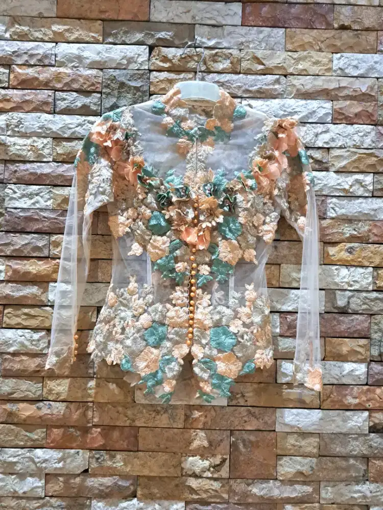 Kebaya modern karya Mega
