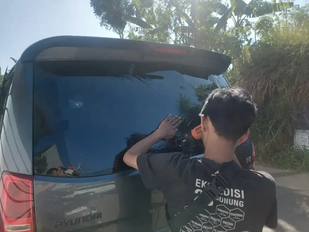 kaca film mobil hitam atau silver KTT