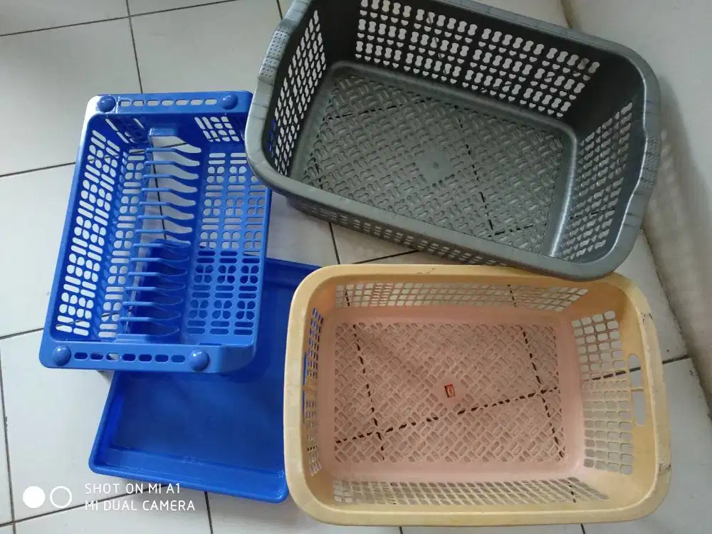 Rak Piring Plastik susun 1 plus alas dan 2 Keranjang baju Plastik