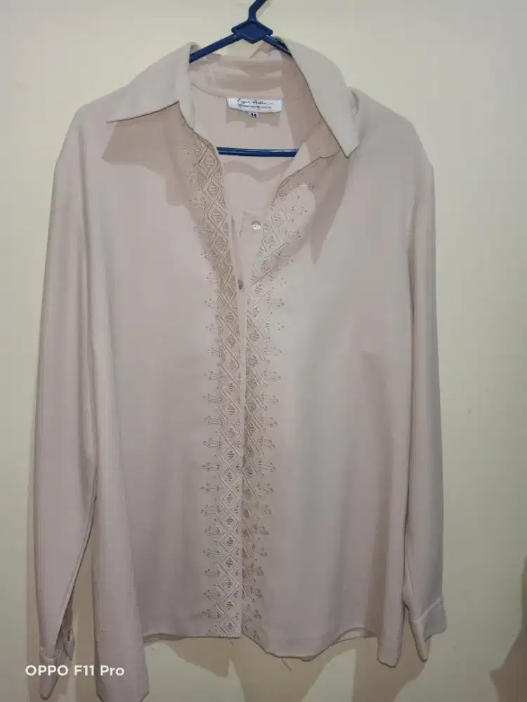 Blouse wanita warna coklat muda