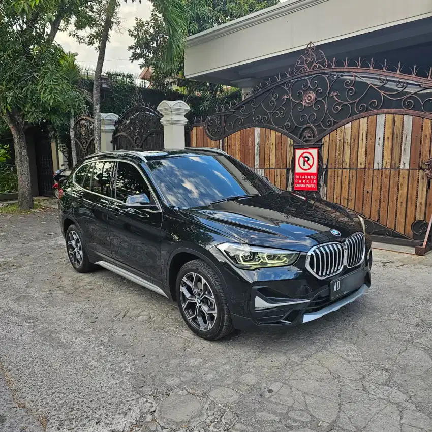 BMW X1 sDrive18i black on black 2020