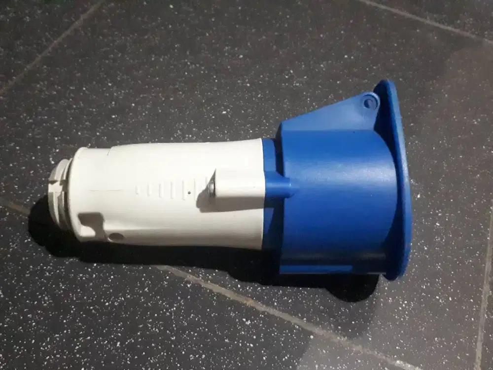 Legrand IP44 3-pin 32 A Mobile socket 58204 Female (A-867)