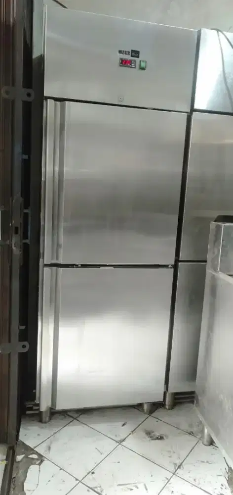 Di jual upreght chiller merek master coll siap pke'