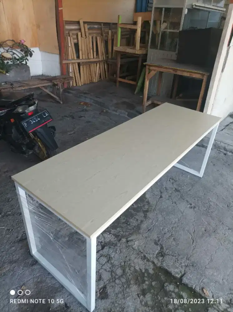 Meja kerja / meja kantor